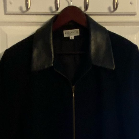 Wool short jacket with leather collar - Picture 2 of 3